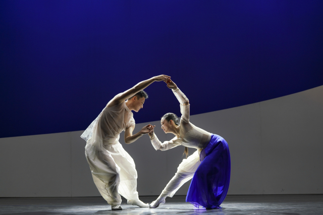 '강강'의 주역 무용수. 국립부산국악원 제공.