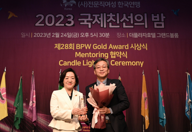 LG전자 이삼수(오른쪽) 부사장이 24일 서울 중구 더플라자호텔에서 열린 시상식에서 포즈를 취하고 있다.LG전자 제공