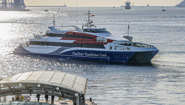 부산~대마도 뱃길 재개 이후 5개월 동안 팬스타라인닷컴의 고속선 팬스타쓰시마링크호 승객 수가 3만 8000명을 넘어섰다. 팬스타쓰시마링크호 출항 모습. 김종진 기자 kjj1761@