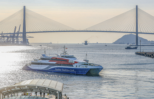 3년 만에 부산~대마도 뱃길이 열린 지난달 25일 부산 동구 부산항국제여객터미널에서 여행객들을 태운 팬스타쓰시마링크호가 출항하고 있다. 부산일보DB