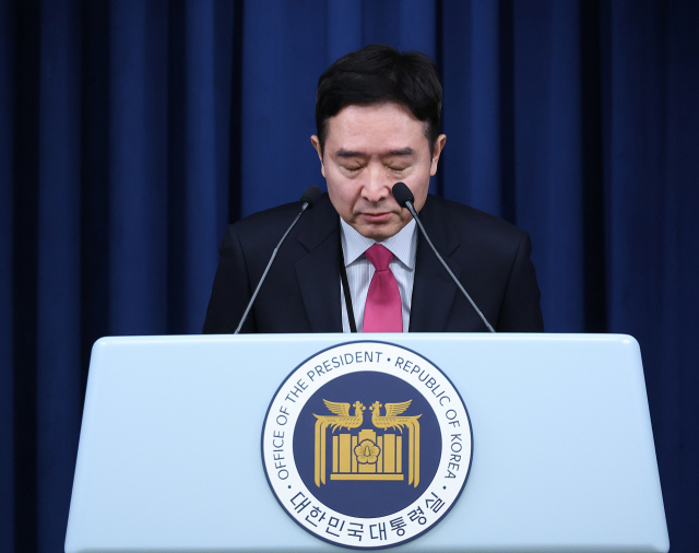 이도운 대통령실 대변인이 26일 서울 용산 대통령실 청사에서 열린 현안 브리핑에서 국가수사본부장 검증 관련 대통령실의 입장 설명에 앞서 인사하고 있다. 연합뉴스