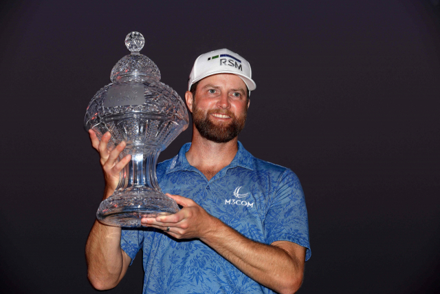 PGA 투어 혼다클래식 연장전에서 에릭 콜을 따돌리고 우승을 차지한 크리스 커크가 우승컵을 들고 포즈를 취하고 있다. AFP연합뉴스