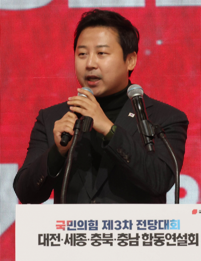 국민의힘 장예찬 청년 최고위원 후보가 지난 21일 대전시 동구 대전대학교맥센터에서 열린 ‘힘내라! 대한민국 - 국민의힘 제3차 전당대회 대전·세종·충북·충남 합동연설회’에서 정견발표를 하고 있다. 연합뉴스