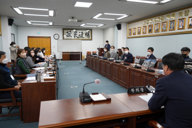 진주시의회는 지난해 5명, 올해 6명 등 정책지원관 정원 11명을 별다른 무리 없이 다 채웠다. 앞서 역량강화 교육 등을 거친 뒤 본격적인 운영에 들어간 상태다. 진주시의회 제공