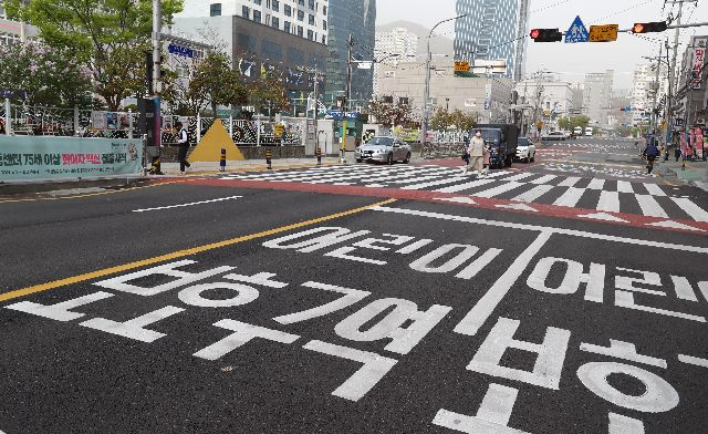 부산 부산진구의 한 초등학교 앞 도로에 어린이보호구역을 알리는 문구가 적혀 있다. 부산일보DB