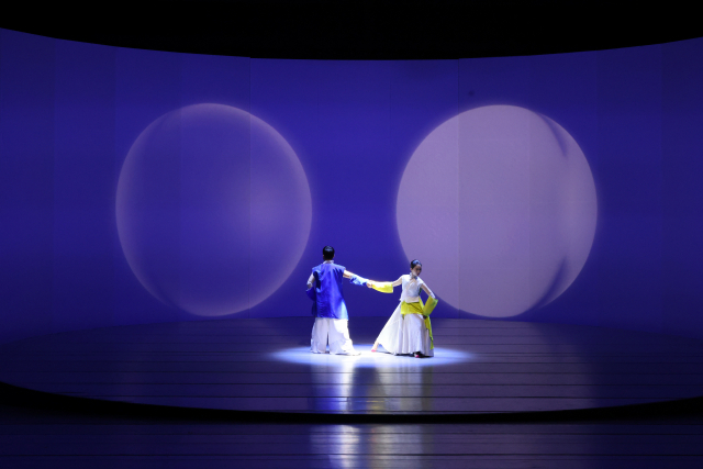 국립부산국악원 무용단이 인류무형문화유산 ‘강강술래’를 재해석한 무용극 ‘강강’ 리허설을 하고 있다. 국립부산국악원 제공