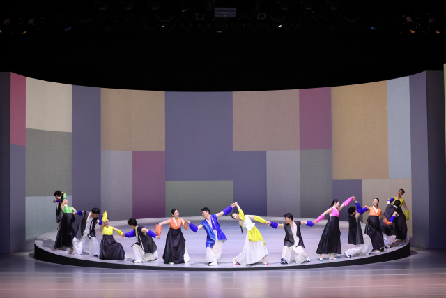 국립부산국악원 무용단이 인류무형문화유산 ‘강강술래’를 재해석한 무용극 ‘강강’ 리허설을 하고 있다. 국립부산국악원 제공