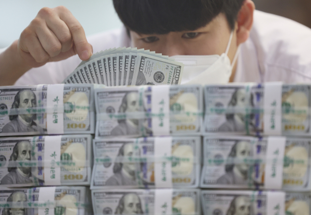 미국 물가상승 압력의 영향으로 27일 코스피는 하락하고 원·달러 환율은 급등했다. 서울 명동 하나은행 위변조대응센터. 연합뉴스