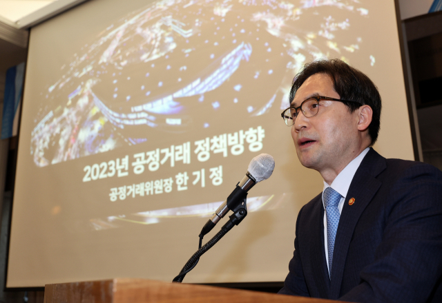 공정거래위원회가 SK텔레콤·KT·LG유플러스 등 통신 3사와 신한·KB국민·하나·우리·NH농협 등 통신·은행 업계에 대한 동시다발적인 직권조사에 착수했다. 사진은 한기정 공정위원장이 지난 24일 오전 서울 중구 한국프레스센터에서 ‘2023년 공정거래 정책 방향’에 대해 강연하는 모습. 연합뉴스