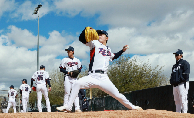 2023 월드베이스볼클래식(WBC) 한국 야구 국가대표팀 투수들이 26일(현지시간) 미국 애리조나주 투손 키노 스포츠콤플렉스 보조구장 불펜에서 배영수 코치가 지켜보는 가운데 피칭 훈련을 하고 있다. 앞쪽부터 김윤식, 이의리. 연합뉴스