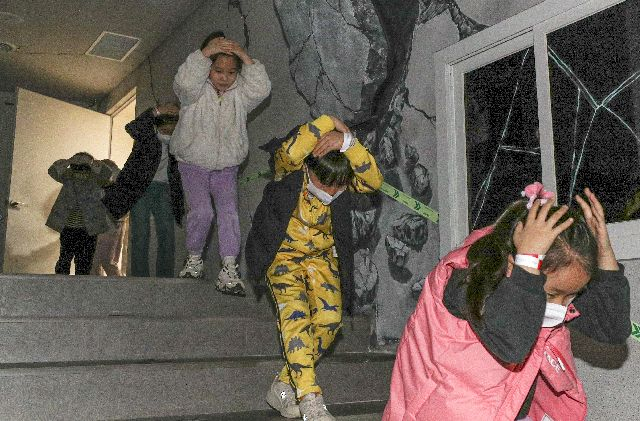 부산 강서구 부산학생안전체험관을 찾은 아이들이 재난안전체험실에서 지진대비 안전교육을 받고 있다. 김종진 기자