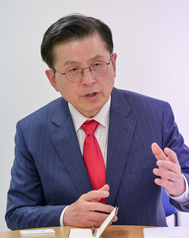 국민의힘 황교안 당대표 후보가 27일 오후 서울 국회 앞 사무실에서 한국지방신문협회 소속 기자들을 만나 인터뷰에 응하고 있다. 강원일보 제공