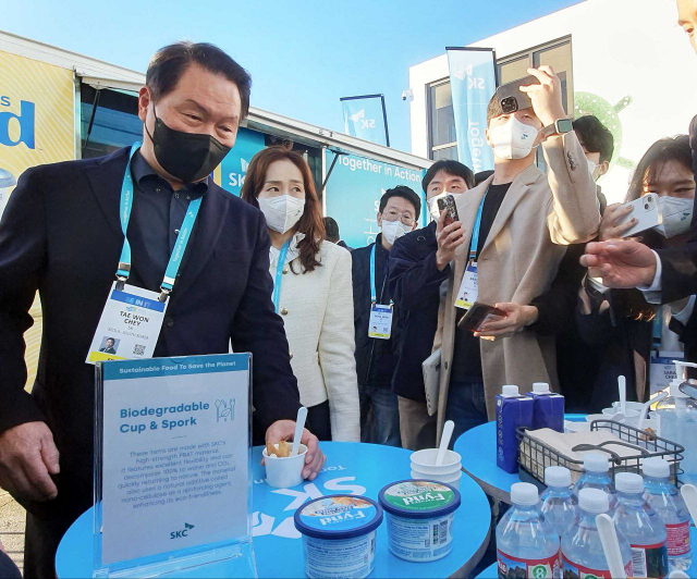 최태원 SK그룹 회장이 지난달 미국 라스베이거스에서 열린 ‘CES 2023’ 야외 전시장의 ‘SK 푸드트럭’에서대체 단백질로 만든 아이스크림과 크림치즈를 시식하고 있다. SK 제공
