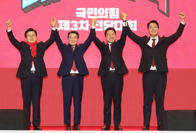 국민의힘 황교안·안철수·김기현·천하람 당대표 후보(왼쪽부터)가 23일 오후 강원 홍천군 홍천종합체육관에서 열린 제3차 전당대회 강원 합동연설회에서 손을 맞잡고 인사하고 있다. 연합뉴스