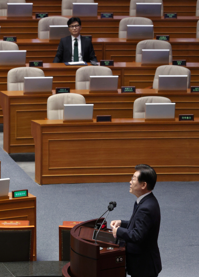 더불어민주당 이재명 대표가 27일 국회 본회의에서 자신의 체포동의안 상정에 대해 신상 발언을 하는 모습을 한동훈 법무부 장관이 물끄러미 바라보고 있다. 연합뉴스