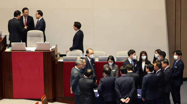 김진표 국회의장, 국민의힘 주호영 원내대표, 더불어민주당 박홍근 원내대표와 여야 감표위원들이 투표용지 문제를 논의하고 있다. 연합뉴스