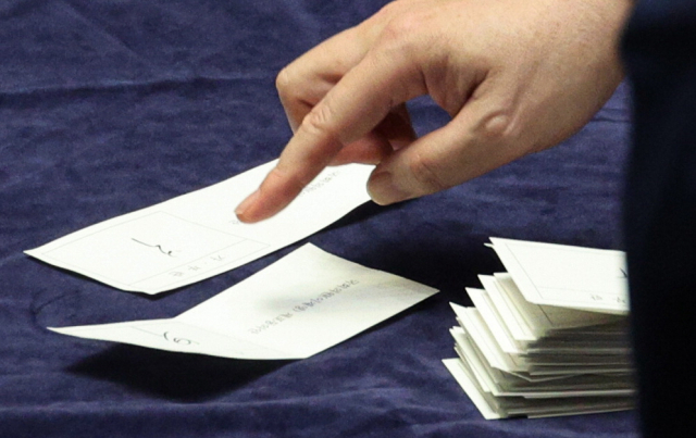 개표 중단시킨 투표 용지. 연합뉴스