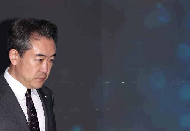 윤희근 경찰청장이 27일 오전 서울 서대문구 경찰청에서 입장을 말하기 위해 이동하고 있다. 신임 국가수사본부장에 임명된 정순신 변호사가 대통령 임명 하루 만인 25일 전격 낙마하면서 경찰과 대통령실의 인사검증 과정에서 허점이 드러났다는 지적이 나온다. 연합뉴스