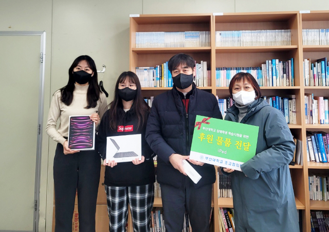 왼쪽부터 부산대 장애학생지원센터 직원들(이정미, 정다운, 조영훈 팀장)과 조교협의회 이경선 부회장(기계공학부 조교). 부산대 제공