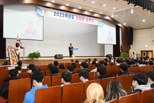 도덕희 총장이 신입생을 환영하는 인사말을 하고 있다. 한국해양대 제공
