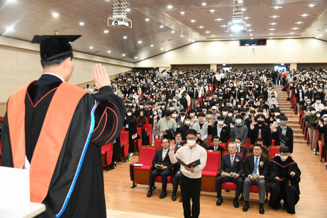 신입생 대표 학생과 신입생들이 입학 선서를 하고 있다. 한국해양대 제공