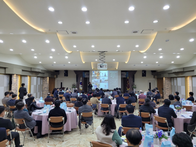 한재권 한양대 로봇공학과 교수가 양산상의에서 ‘우리나라 로봇개발 어디까지 왔나?’ 를 주제로 CEO 세미나를 개최하고 있다. 양산상의 제공