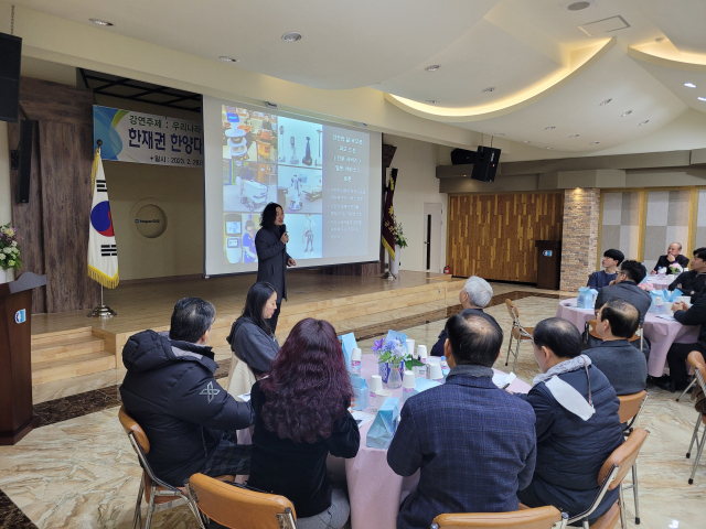 한재권 한양대 로봇공학과 교수가 양산상의에서 ‘우리나라 로봇개발 어디까지 왔나?’ 를 주제로 CEO 세미나를 개최하고 있다. 양산상의 제공