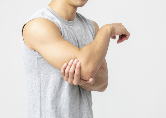 테니스 엘보라 불리는 외상과염은 주로 관절의 반복된 작업으로 인해 발생한다.