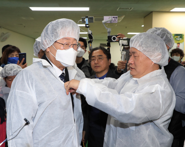 더불어민주당 이재명 대표가 28일 학교 급식실 노동자 폐암 진단과 관련해 서울의 한 초등학교 조리실을 둘러보고 있다. 연합뉴스