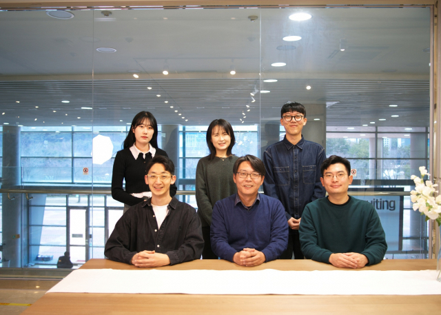 이번 연구를 진행한 연구진의 모습. 앞줄 가운데 고현협 교수. UNIST 제공
