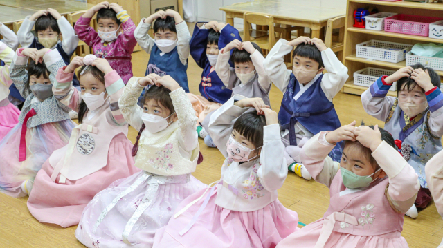지난달 외신은 세계 최저 수준인 한국의 합계출산율(0.78)에 대한 보도를 쏟아 냈다. 올 1월 12일 부산 부산진구청 어린이집에서 원생들이 한복을 입고 세배하는 법을 배우고 있다. 부산일보DB