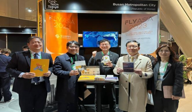 지난달 27~28일 일본 도쿄에서 열린 ‘시티테크 도쿄 2023’에 설치된 부산시 부스에서 이성권 경제부시장, 김형균 부산테크노파크 원장(왼쪽 두번째부터 차례로) 등이 참석했다. 부산시 제공