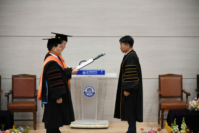 범한그룹 정영식 회장이 학위를 수여받고 있다. 한국해양대 제공