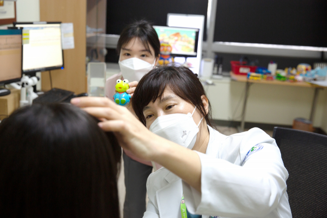 양산부산대병원 안과 김수진 교수가 어린이 환자를 진료하고 있다. 양산부산대병원 제공