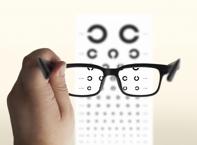 최근 소아 근시 환자가 급증하고 있다. 만 6~8세는 시력이 완성되는 시기이므로 안과 검진을 받아보는 것이 좋다.