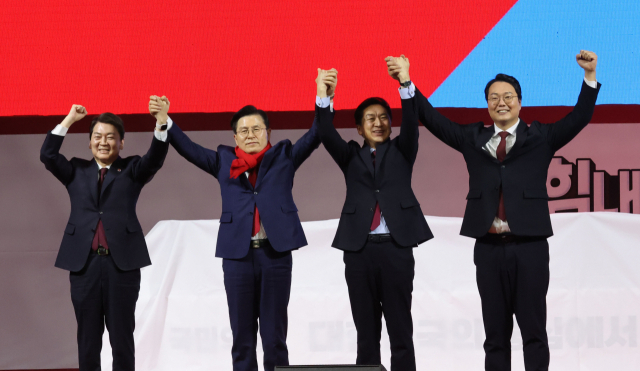 국민의힘 안철수(왼쪽부터), 황교안, 김기현, 천하람 당 대표 후보가 지난 2일 오후 경기도 고양시 고양체육관에서 열린 제3차 전당대회 서울·인천·경기 합동연설회에서 손을 맞잡아 들고 인사하고 있다. 연합뉴스
