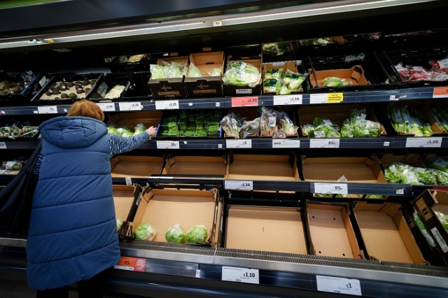 영국 맨체스터의 한 슈퍼마켓에서 한 고객이 야채를 사고 있다. 영국의 일부 슈퍼마켓은 공급 부족으로 인해 특정 과일과 채소 구매에 제한을 두고 있다. 연합뉴스