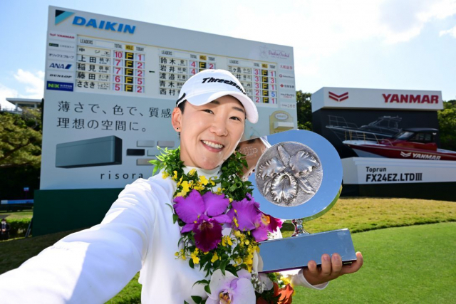 5일 일본여자프로골프(JLPGA) 투어 개막전에서 우승한 신지애가 우승컵을 들고 환하게 웃고 있다. JLPGA 홈페이지 캡처