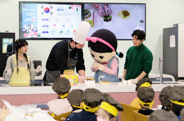 CJ프레시웨이 조리아카데미의 ‘꼬마 캐리와 함께하는 태극기 케이크 만들기’ 수업 모습. CJ프레시웨이 제공