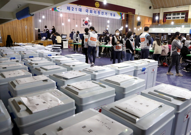 2020년 치러진 제21대 총선에서 투표가 마감된 후 부산 동래구개표소에서 개표가 이뤄지고 있다. 연합뉴스