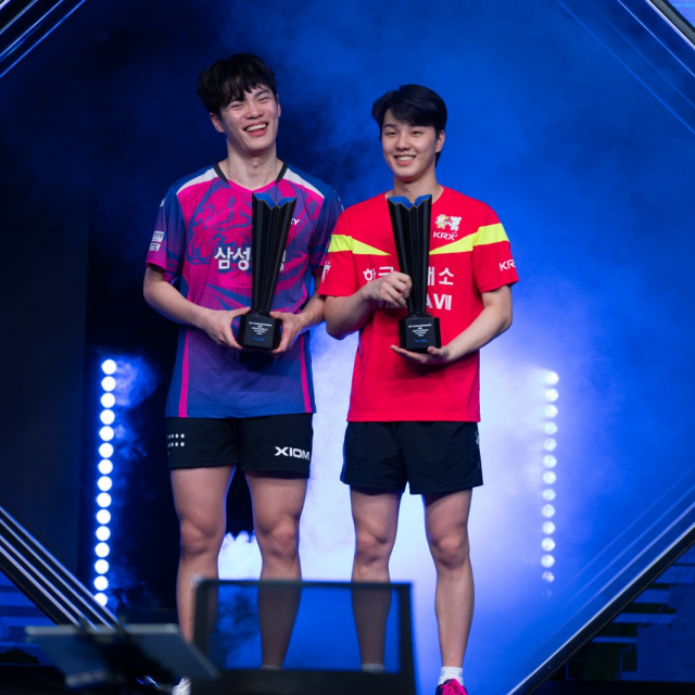 안재현(오른쪽·한국거래소)- 조승민(삼성생명) 조 이 6일(한국시간) 인도 고아에서 열린 월드테이블테니스(WTT) 스타 컨텐더 고아 대회 남자복식 결승에서 세계랭킹 1위인 일본의 우다 유키야·도가미 순스케 조를 3-1로 꺾고 우승을 차지했다. 시상식에서 우승컵을 들고 기뻐하는 안재현-조승민 조.WTT SNS 캡처