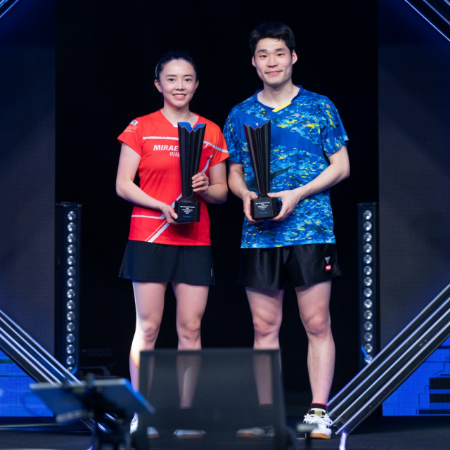 장우진(오른쪽·국군체육부대)- 전지희(미래에셋증권) 조가 6일(한국시간) 인도 고아에서 열린 월드테이블테니스(WTT) 스타 컨텐더 고아 대회 혼합복식 결승에서 우승을 차지한 후 시상식에서 우승컵을 들고 기뻐하고 있다. WTT SNS 캡처