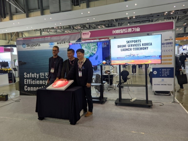 2023드론쇼코리아에서 기념사진을 촬영하고 있다. 한국해양대 제공