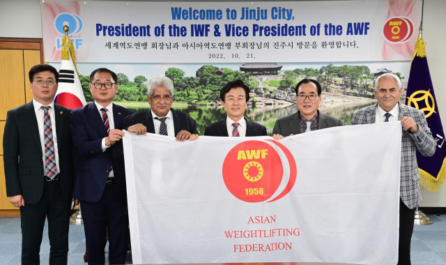 지난해 10월 21일, 세계역도연맹·아시아역도연맹 관계자들이 진주시를 찾아 대회 준비상황을 확인했다. 진주시 제공