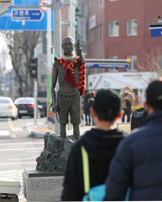 우리 정부가 2018년 대법원에서 강제징용 배상 확정판결을 받은 피해자들에게 줄 배상금을 일본 전범 기업 대신 정부 산하 재단을 통해 지급한다는 최종 방침을 6일 밝혔다. 부산 동구 초량동 일본영사관 인근에 세워진 강제징용 노동자상. 정종회 기자 jjh@