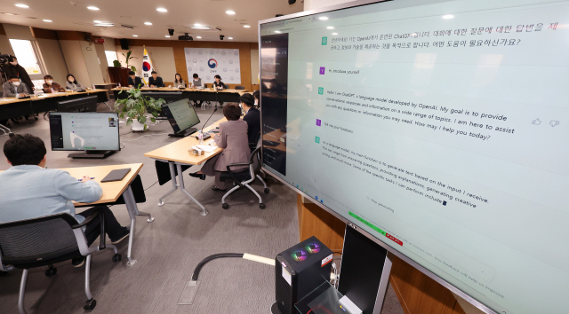지난달 13일 세종시 정부세종청사 교육부에서 열린 제2차 디지털게릴라 공개토론회에서 참석자들이 미국 오픈AI(OpenAI)사의 프로토타입 대화형 인공지능 챗봇 챗GPT를 체험해보고 있다. 연합뉴스