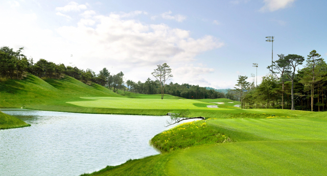 울산에서 공공·민간 골프장 건립 사업이 잇따라 추진되고 있다. 울주군 대중제 골프장 더골프클럽. 부산일보DB