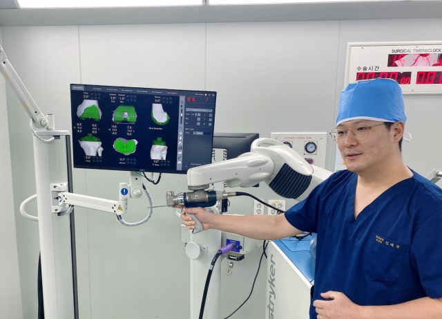 부산힘찬병원 김태균 병원장이 무릎 인공관절 수술로봇인 ‘마코’의 기능에 대해 설명하고 있다. 부산힘찬병원 제공