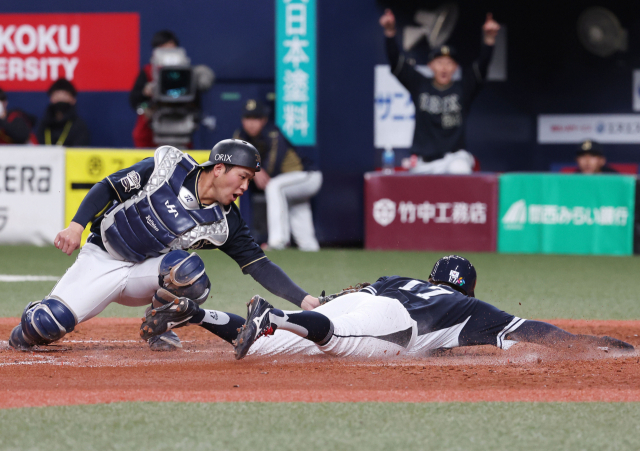 6일 일본 교세라 돔구장에서 열린 WBC 한국 야구 대표팀과 일본 프로야구 오릭스 버펄로즈와의 연습경기 9회초 1사 1·3루 상황에서 이지영이 친 외야 플라이에 3루 주자 박해민이 홈으로 들어오고 있다. 한국 야구 대표팀은 오릭스에 2-4로 졌다. 연합뉴스
