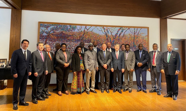 부산월드엑스포 유치를 위해 덴마크 총리를 예방한 최태원(위) SK 회장과 아프리카·카리브국가 대표들을 만난 정의선 현대차그룹 회장. 각 사 제공